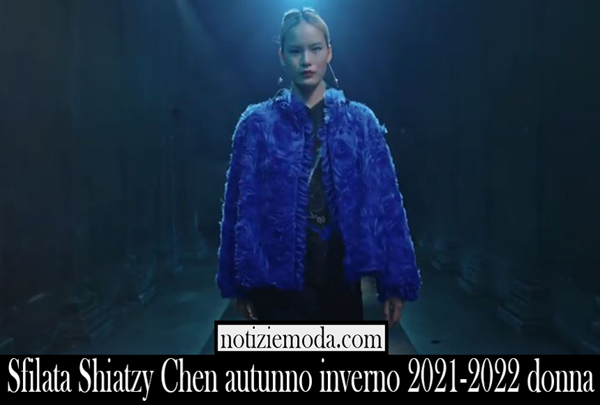 Sfilata Shiatzy Chen autunno inverno 2021 2022 donna