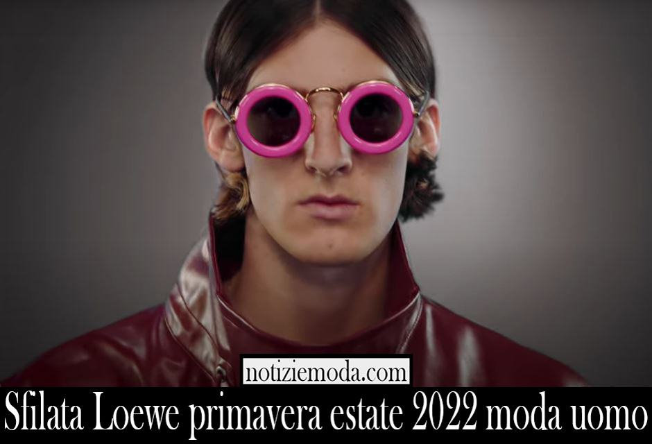 Sfilata Loewe primavera estate 2022 moda uomo