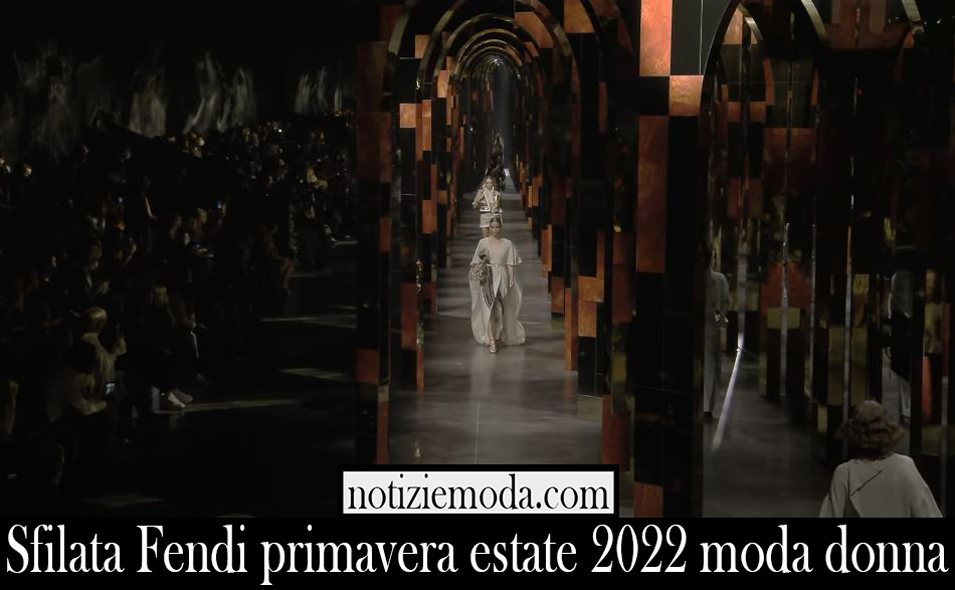 Sfilata Fendi primavera estate 2022 moda donna