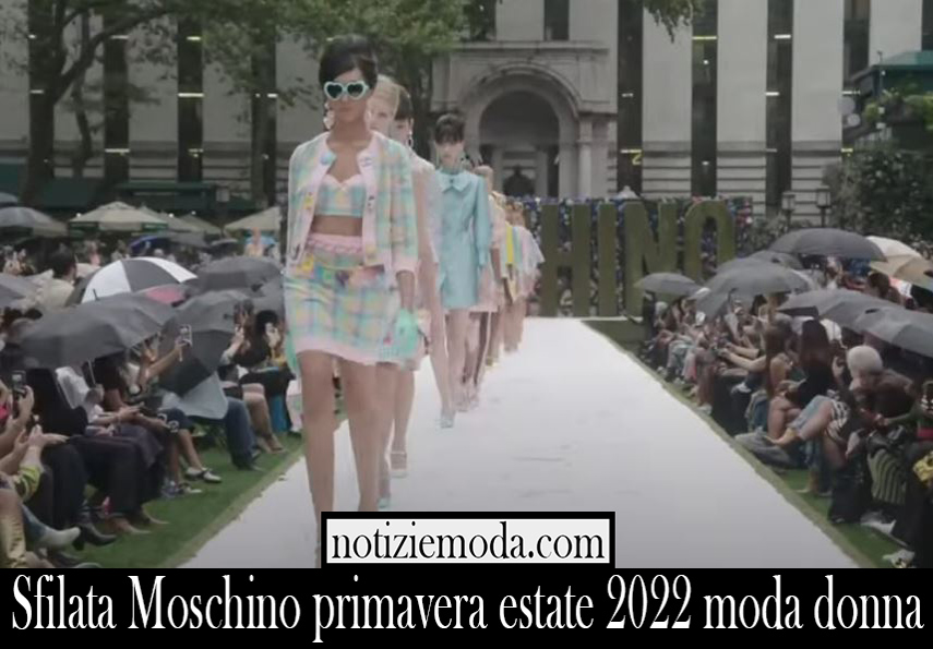 Sfilata Moschino primavera estate 2022 moda donna