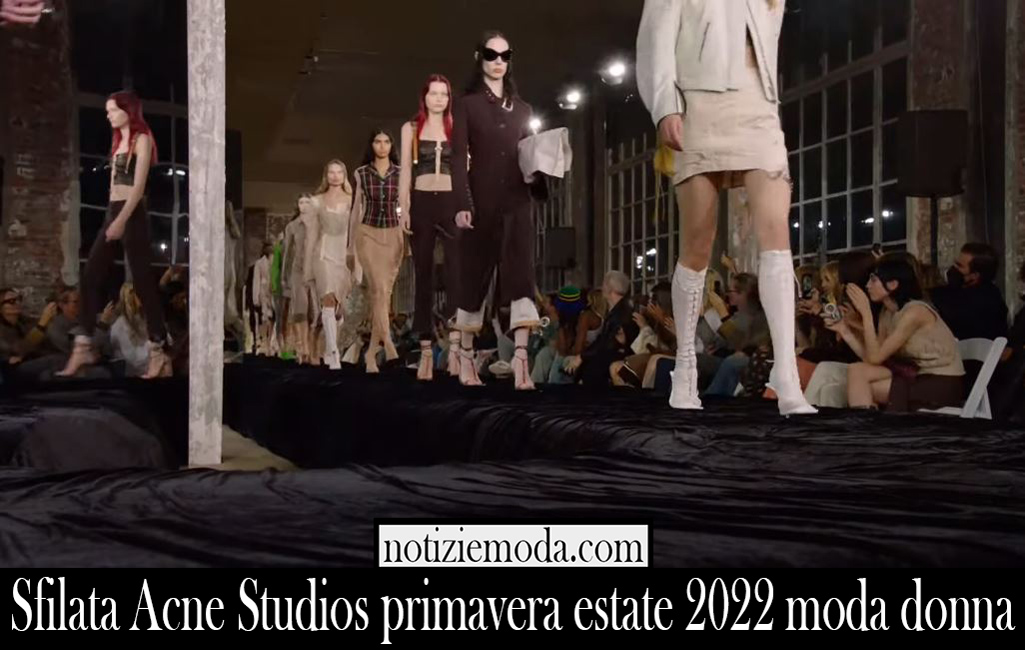 Sfilata Acne Studios primavera estate 2022 moda donna
