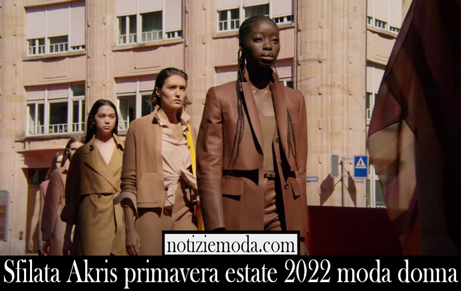 Sfilata Akris primavera estate 2022 moda donna