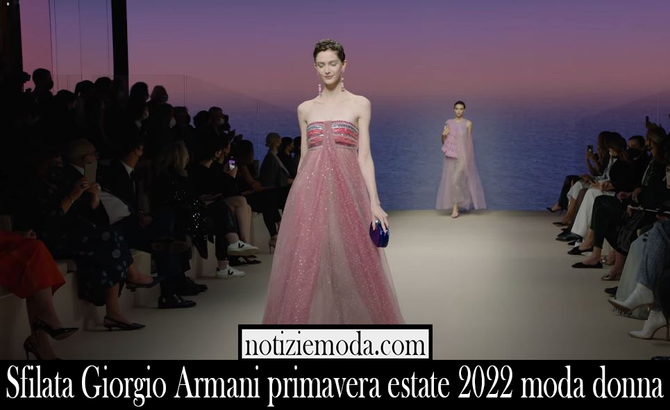 Sfilata Giorgio Armani primavera estate 2022 moda donna