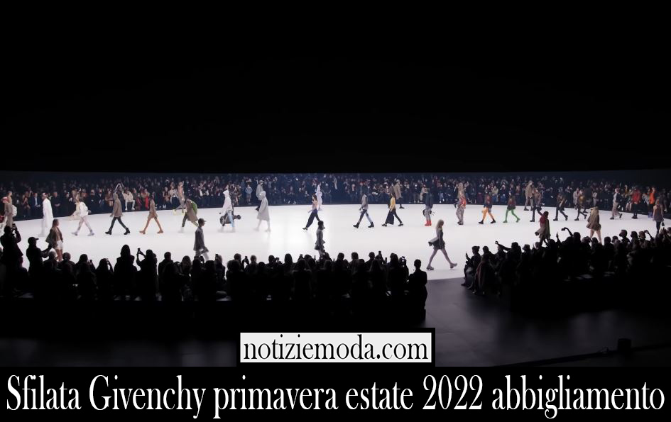 Sfilata Givenchy primavera estate 2022 abbigliamento
