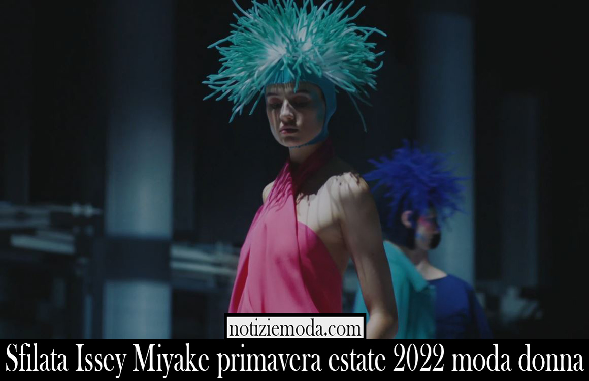 Sfilata Issey Miyake primavera estate 2022 moda donna