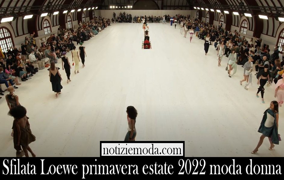 Sfilata Loewe primavera estate 2022 moda donna