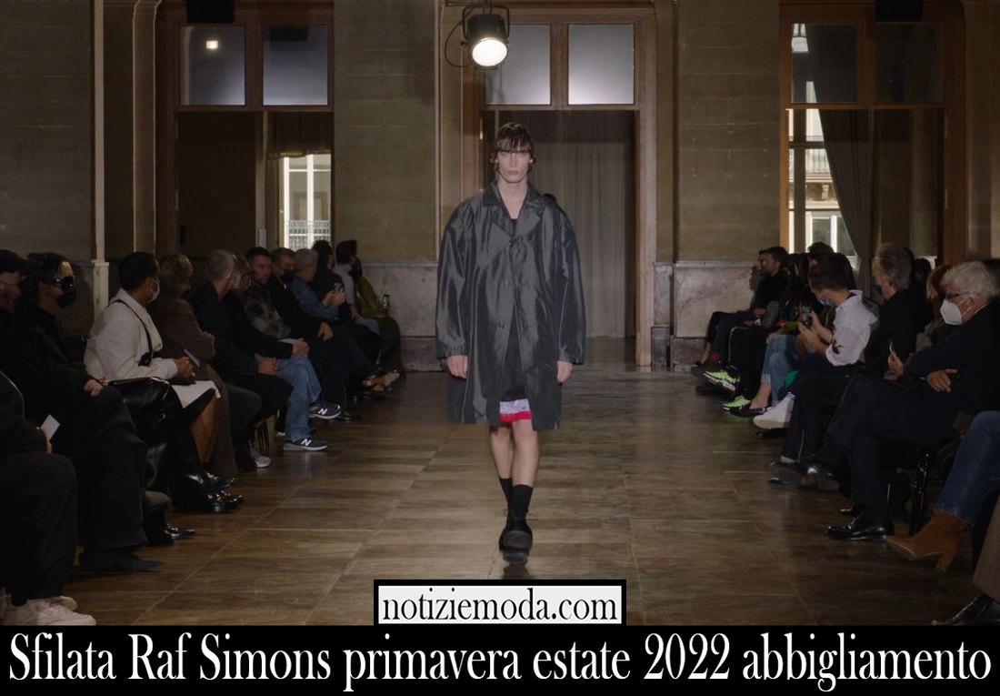 Sfilata Raf Simons primavera estate 2022 abbigliamento