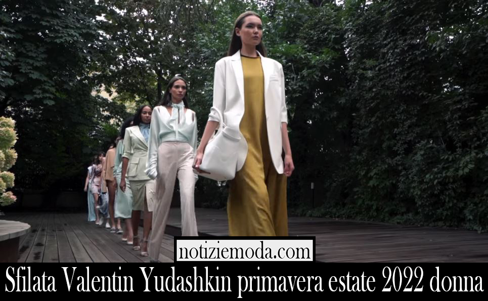 Sfilata Valentin Yudashkin primavera estate 2022 donna