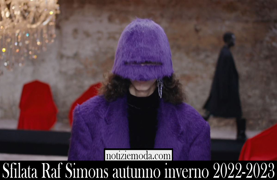 Sfilata Raf Simons autunno inverno 2022 2023