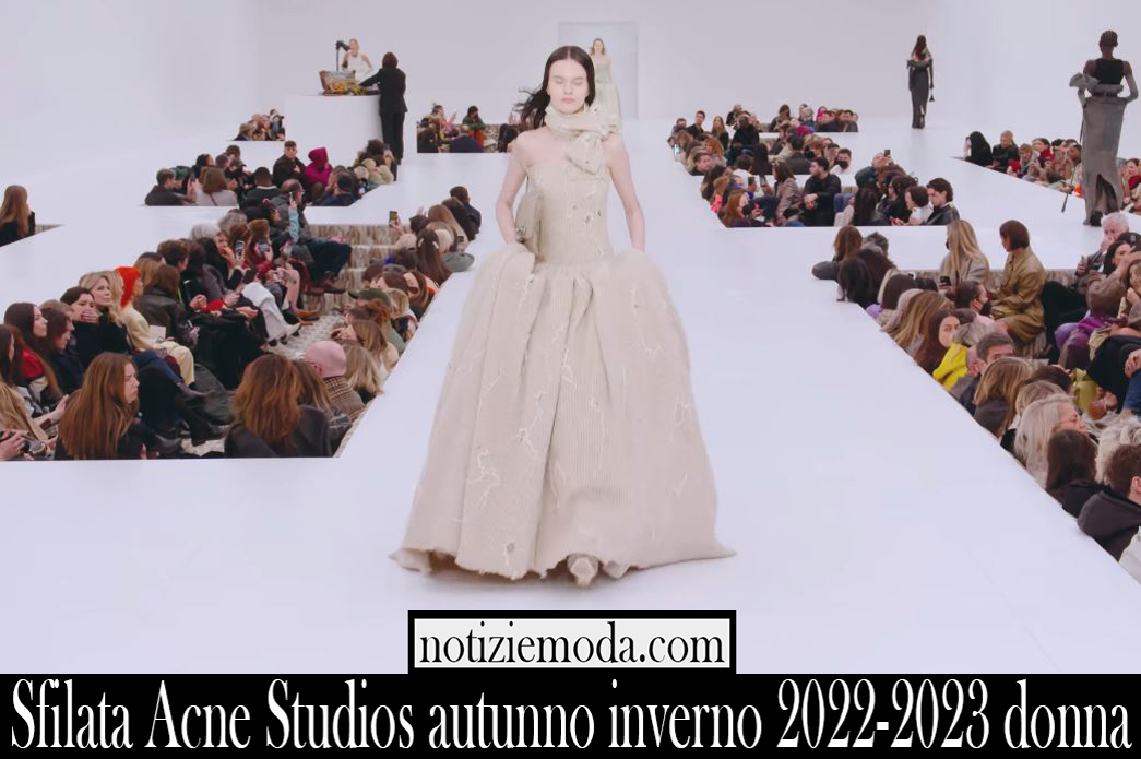 Sfilata Acne Studios autunno inverno 2022 2023 donna