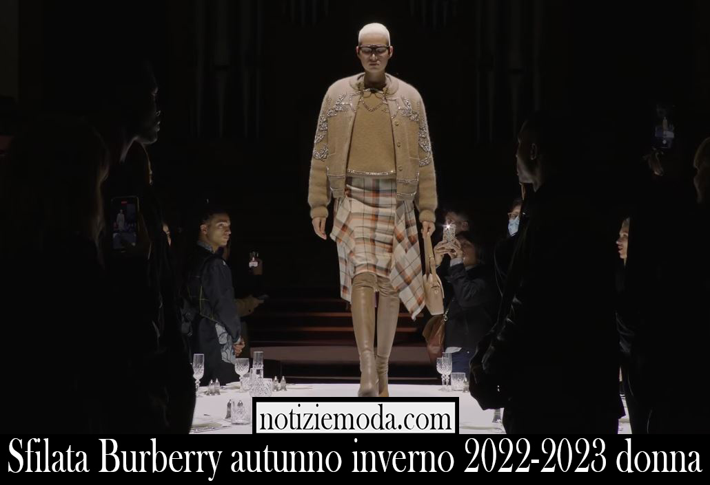 Sfilata Burberry autunno inverno 2022 2023 donna