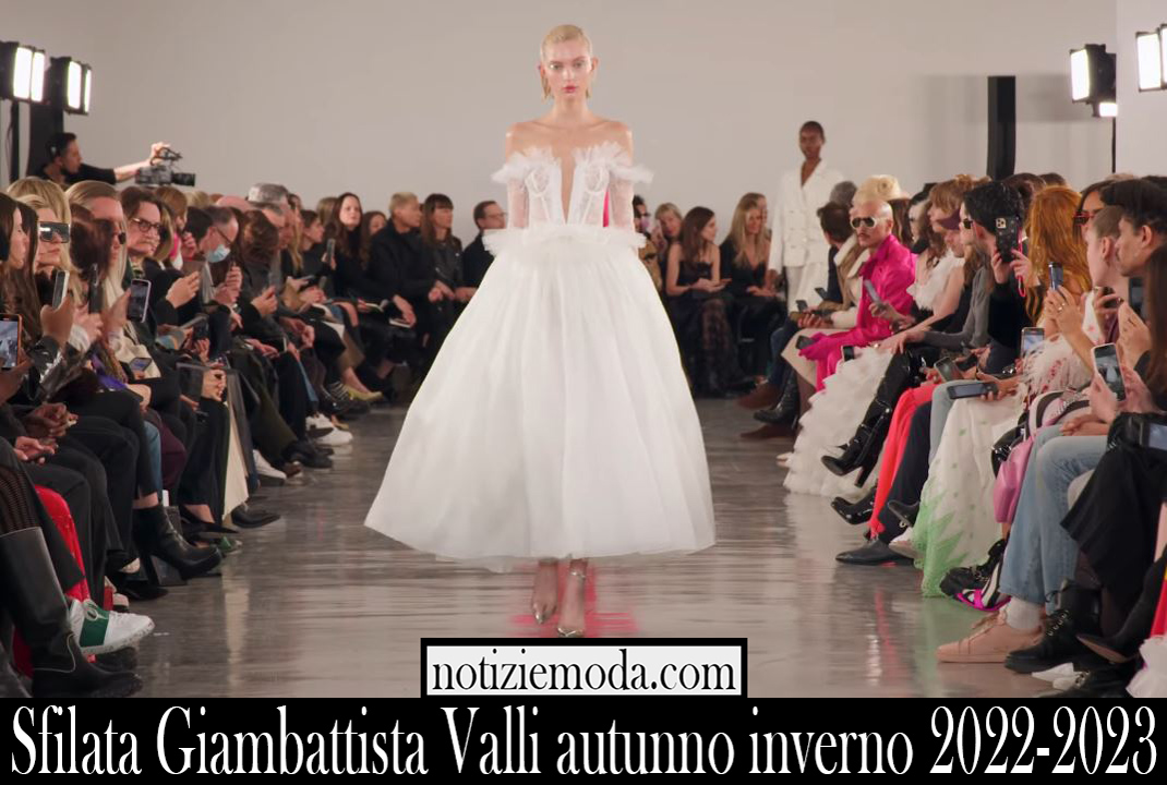 Sfilata Giambattista Valli autunno inverno 2022 2023