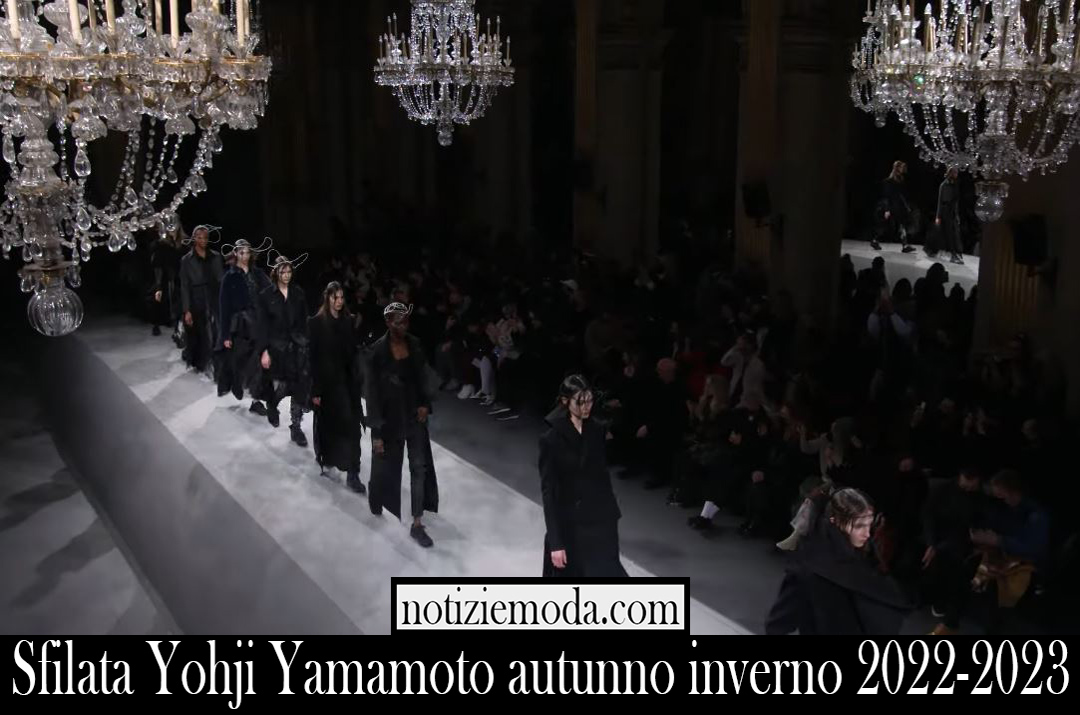 Sfilata Yohji Yamamoto autunno inverno 2022 2023