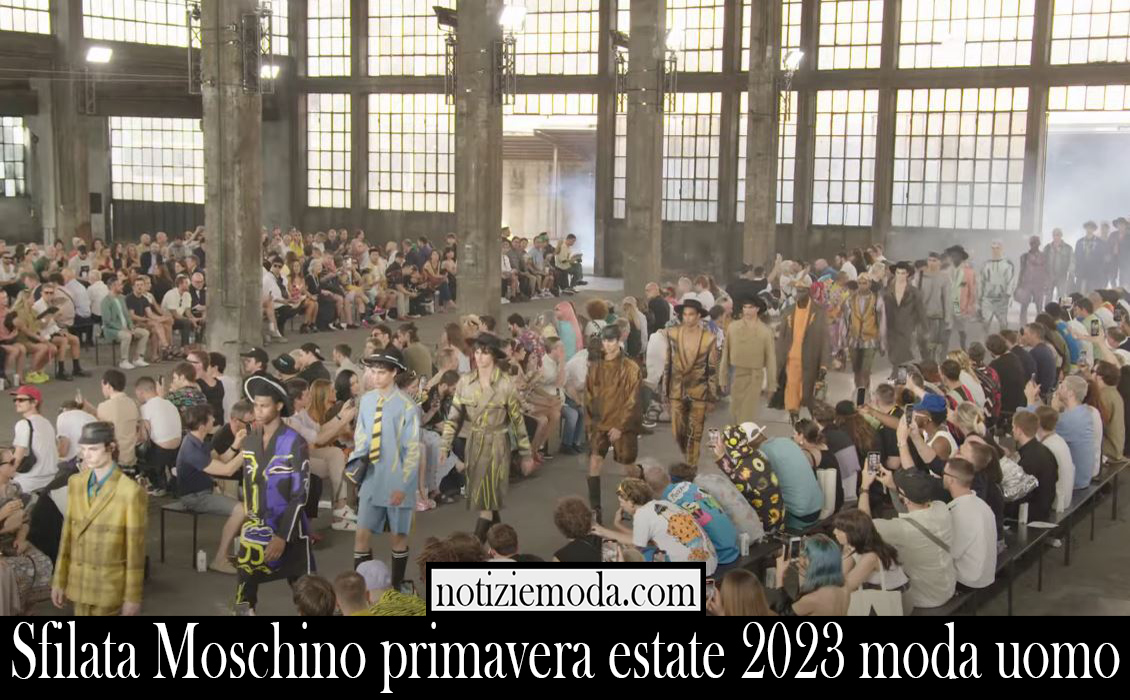 Sfilata Moschino primavera estate 2023 moda uomo