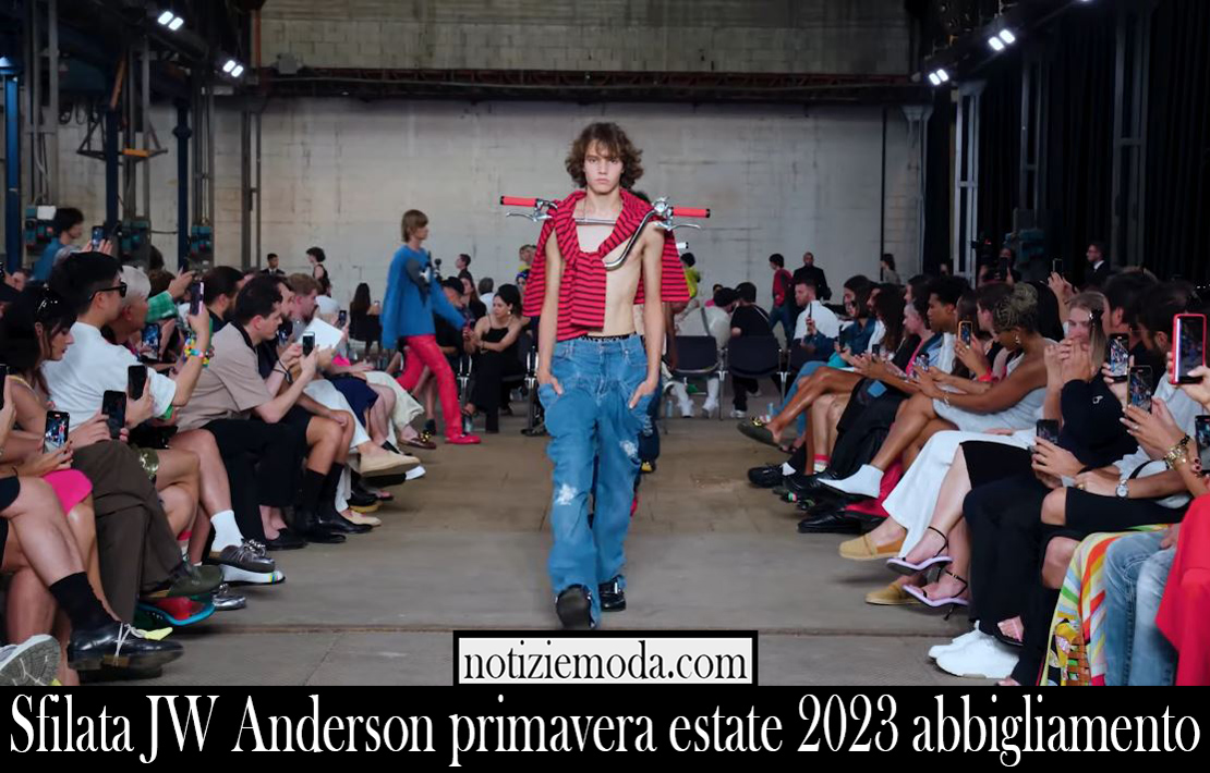Sfilata JW Anderson primavera estate 2023 abbigliamento