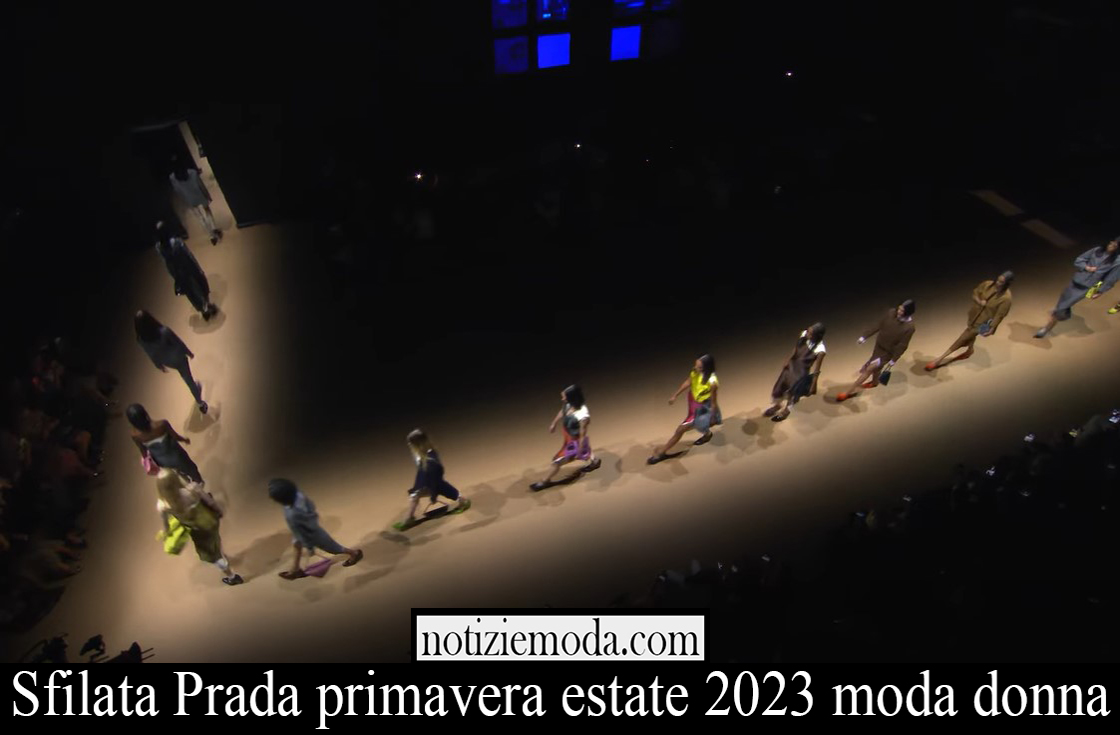 Sfilata Prada primavera estate 2023 moda donna