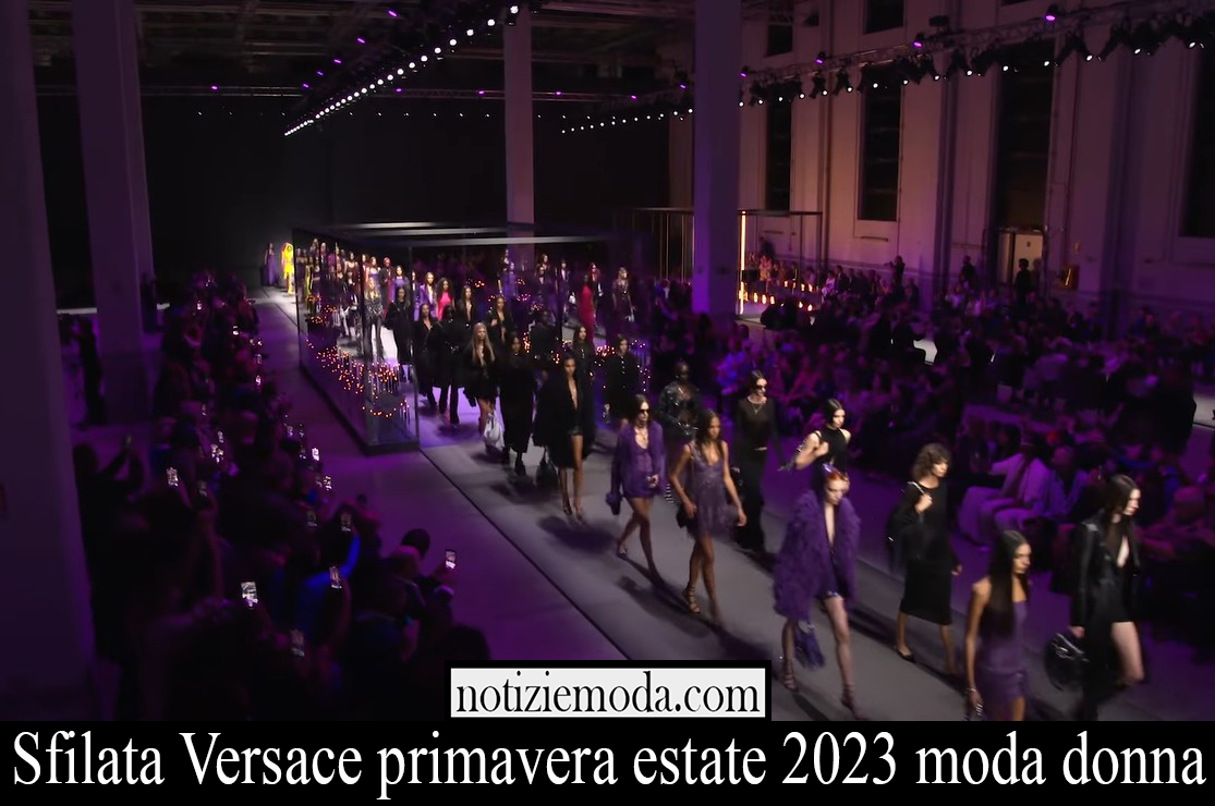 Sfilata Versace primavera estate 2023 moda donna