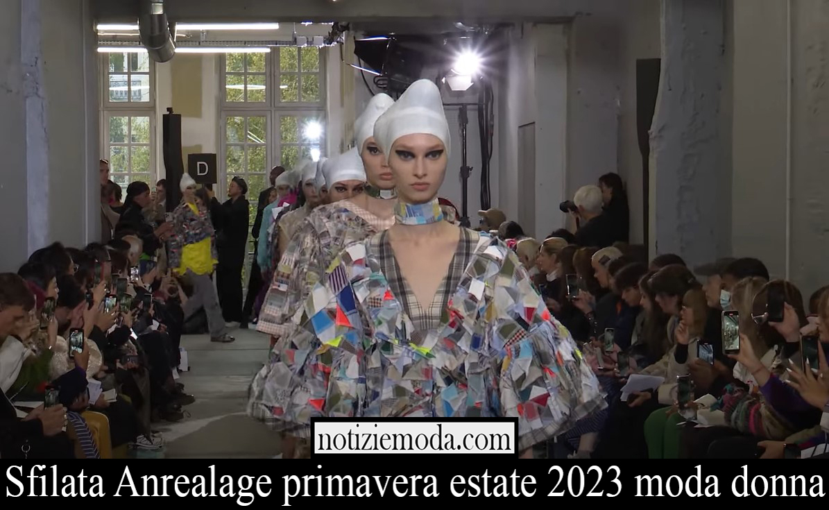 Sfilata Anrealage primavera estate 2023 moda donna