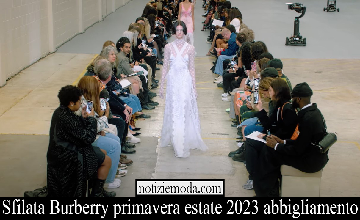 Sfilata Burberry primavera estate 2023 abbigliamento