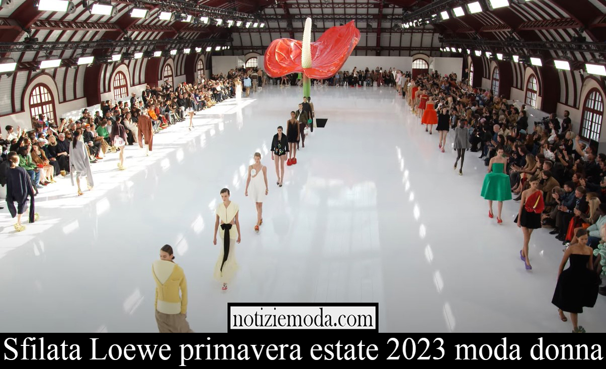 Sfilata Loewe primavera estate 2023 moda donna