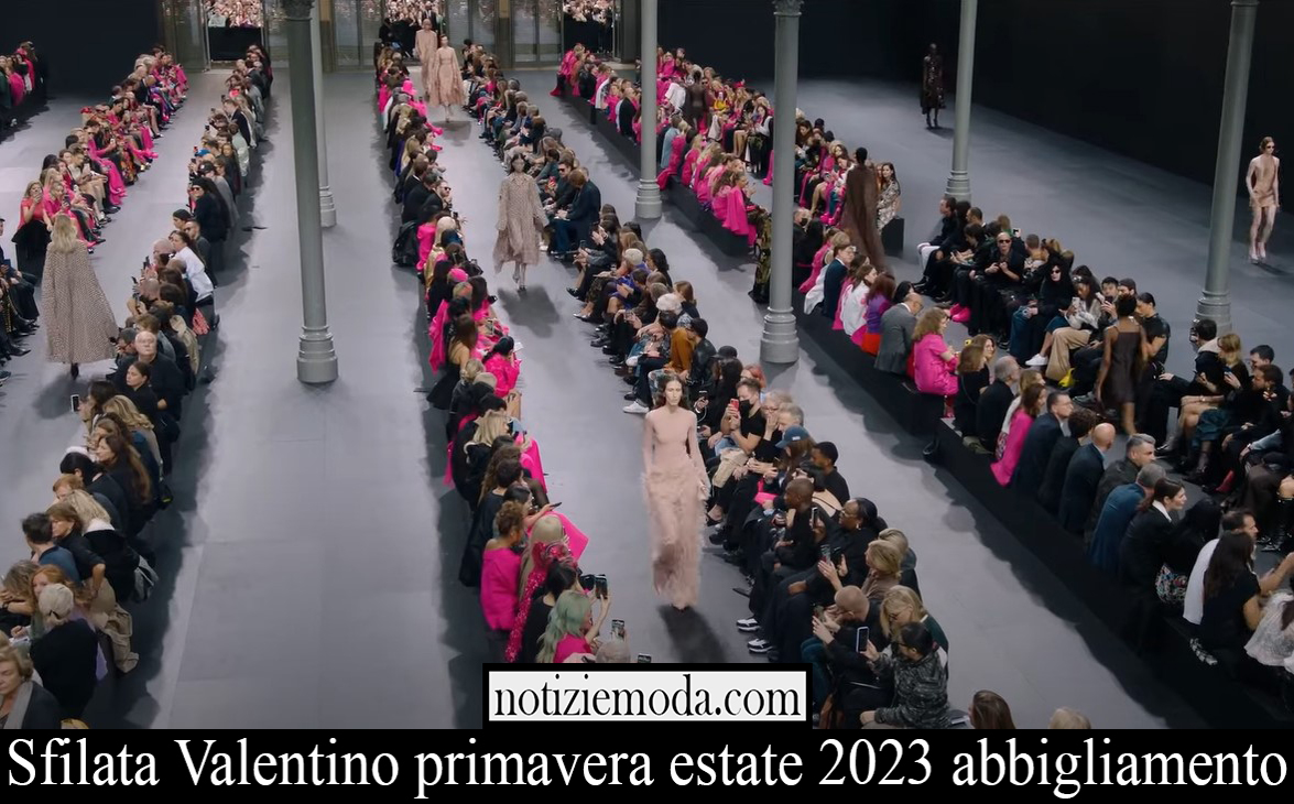 Sfilata Valentino primavera estate 2023 abbigliamento