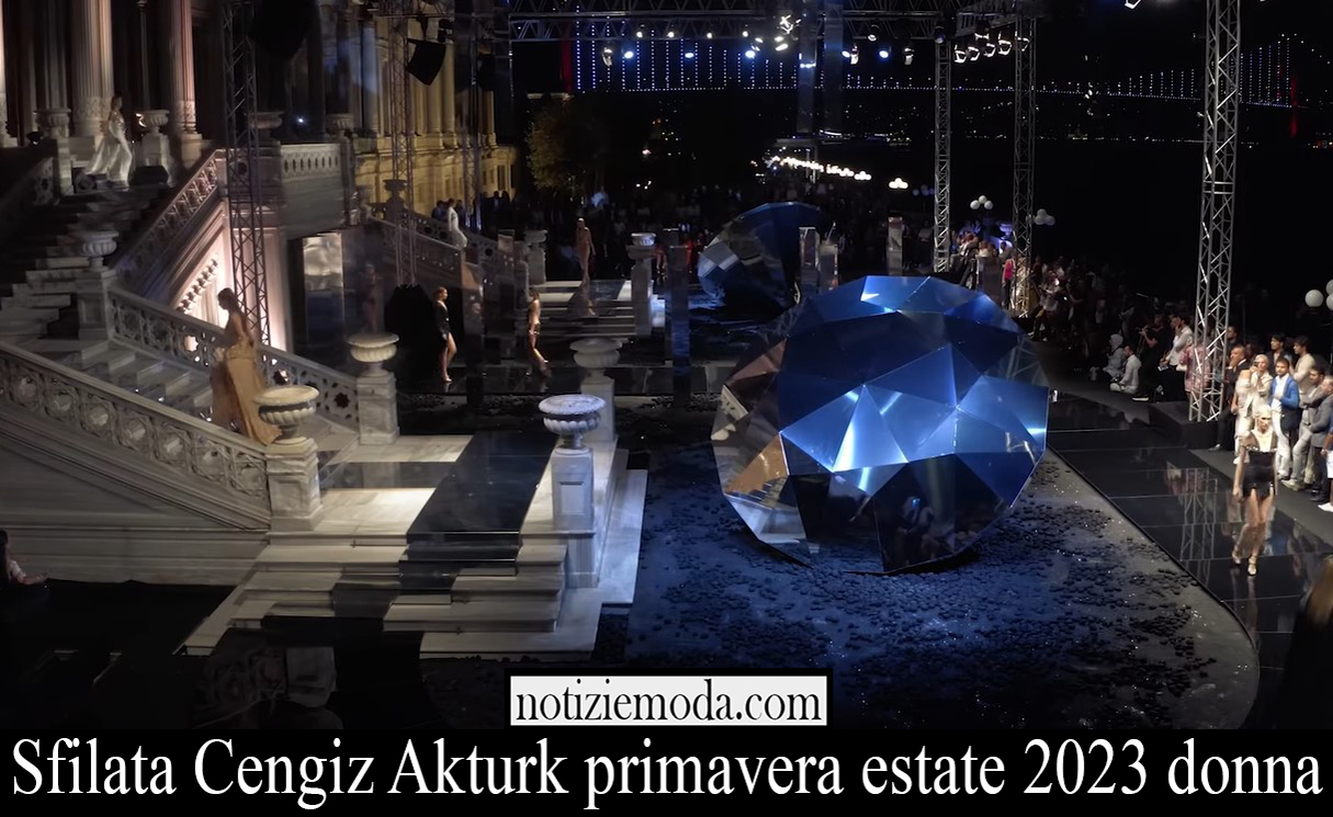Sfilata Cengiz Akturk primavera estate 2023 donna