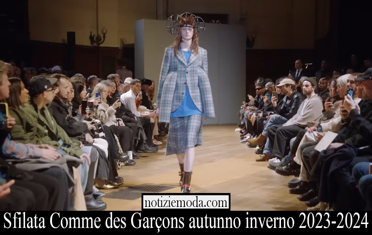 Sfilata Comme des Garcons autunno inverno 2023 2024