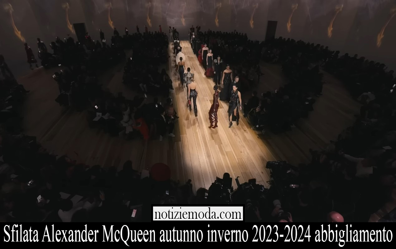 Sfilata Alexander McQueen autunno inverno 2023 2024 abbigliamento