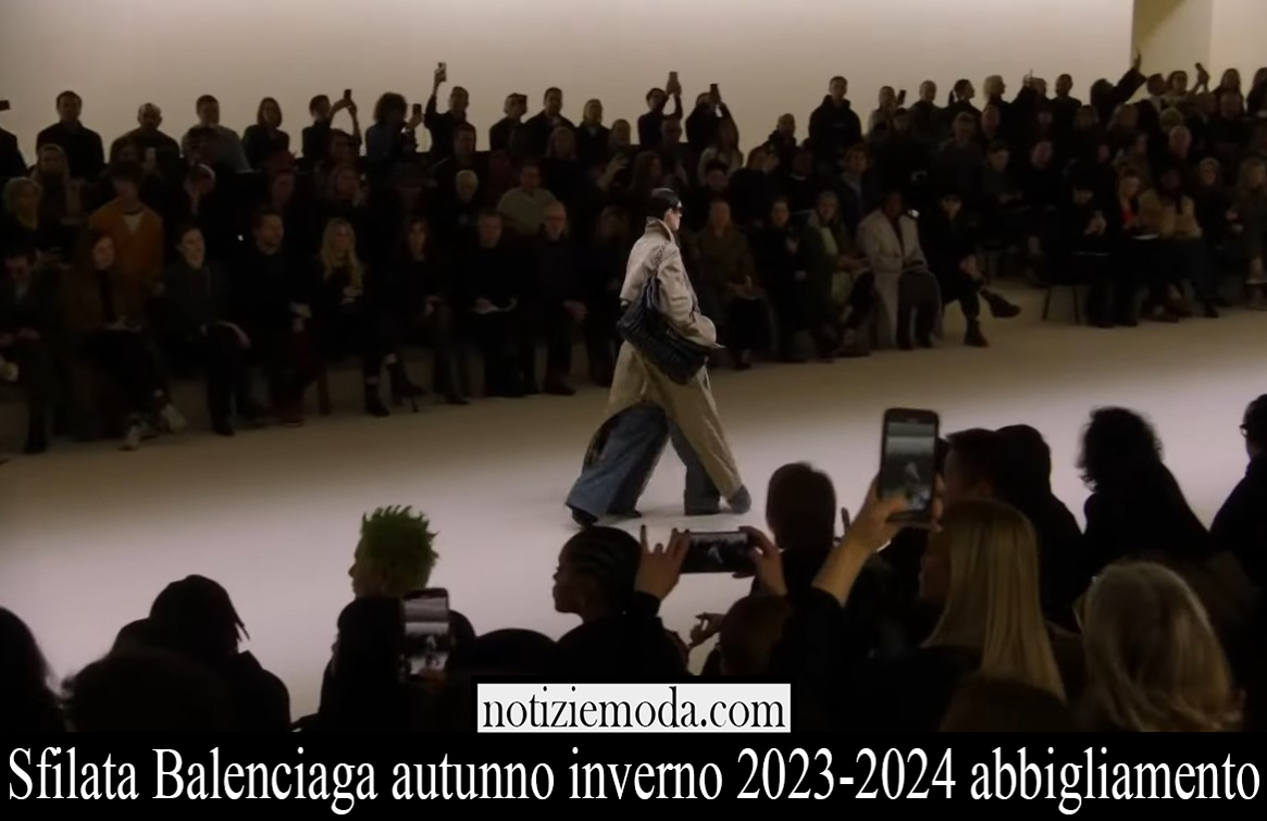 Sfilata Balenciaga autunno inverno 2023 2024 abbigliamento