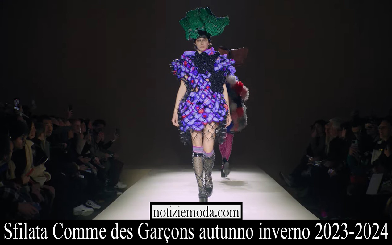 Sfilata Comme des Garcons autunno inverno 2023 2024