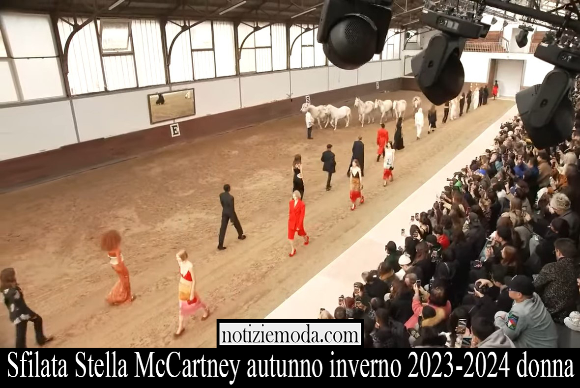 Sfilata Stella McCartney autunno inverno 2023 2024 donna