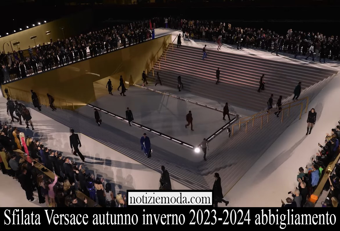 Sfilata Versace autunno inverno 2023 2024 abbigliamento