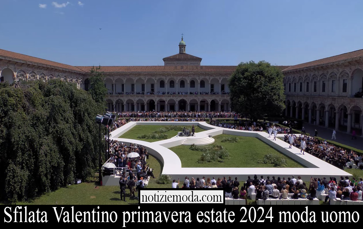 Sfilata Valentino primavera estate 2024 moda uomo